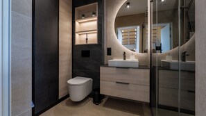 Apartamento (40BG/2) | Banheiro | Chuveiro, secador de cabelo, toalhas de banho 
