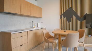 Apartamento (40BR/1) | Cozinha privada | Geladeira, cooktop, chaleira elétrica