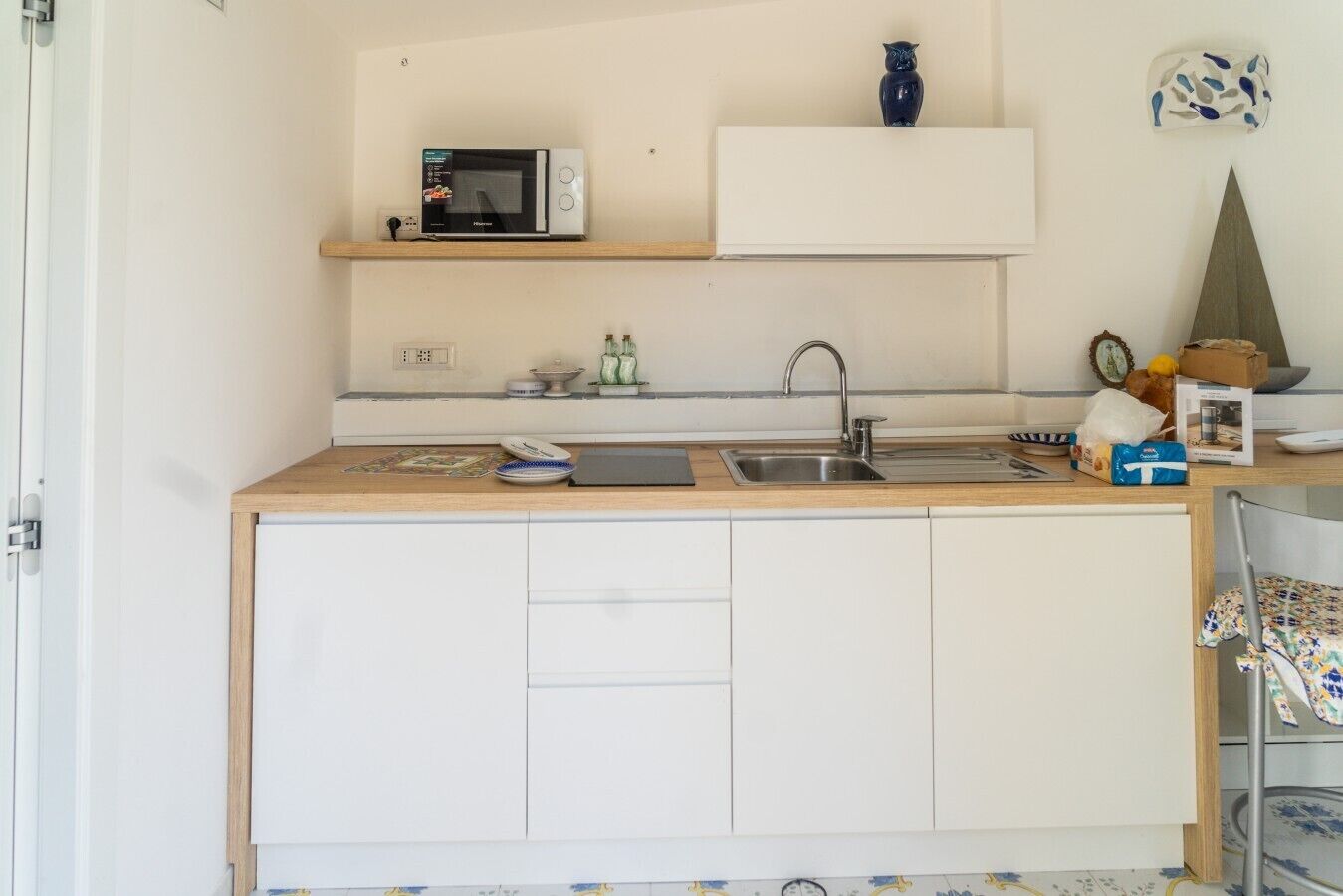 Coffee/tea maker, fridge, microwave, stovetop