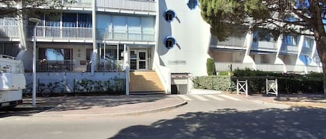Un bâtiment moderne doté d’une architecture originale, avec de nombreux balcons et une entrée imposante.