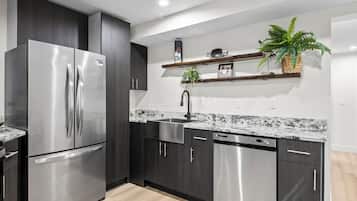 Wasserkocher mit Kaffee-/Teezubehör, Kühlschrank, Mikrowelle, Ofen