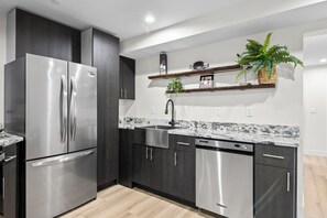 Wasserkocher mit Kaffee-/Teezubehör, Kühlschrank, Mikrowelle, Ofen