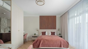 Un dormitorio moderno con una cama grande, un escritorio y una silla.