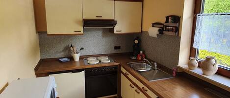 Wasserkocher mit Kaffee-/Teezubehör, Kühlschrank, Mikrowelle, Ofen