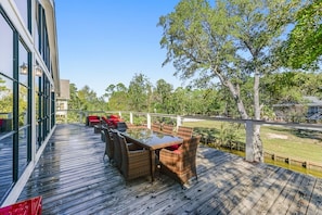 Outdoor dining - Amazing House on the Water in Timber Ridge (Pass Christian)