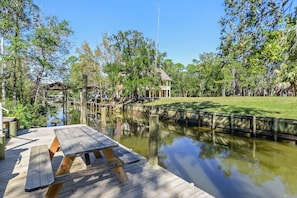 Outdoor dining - Amazing House on the Water in Timber Ridge (Pass Christian)