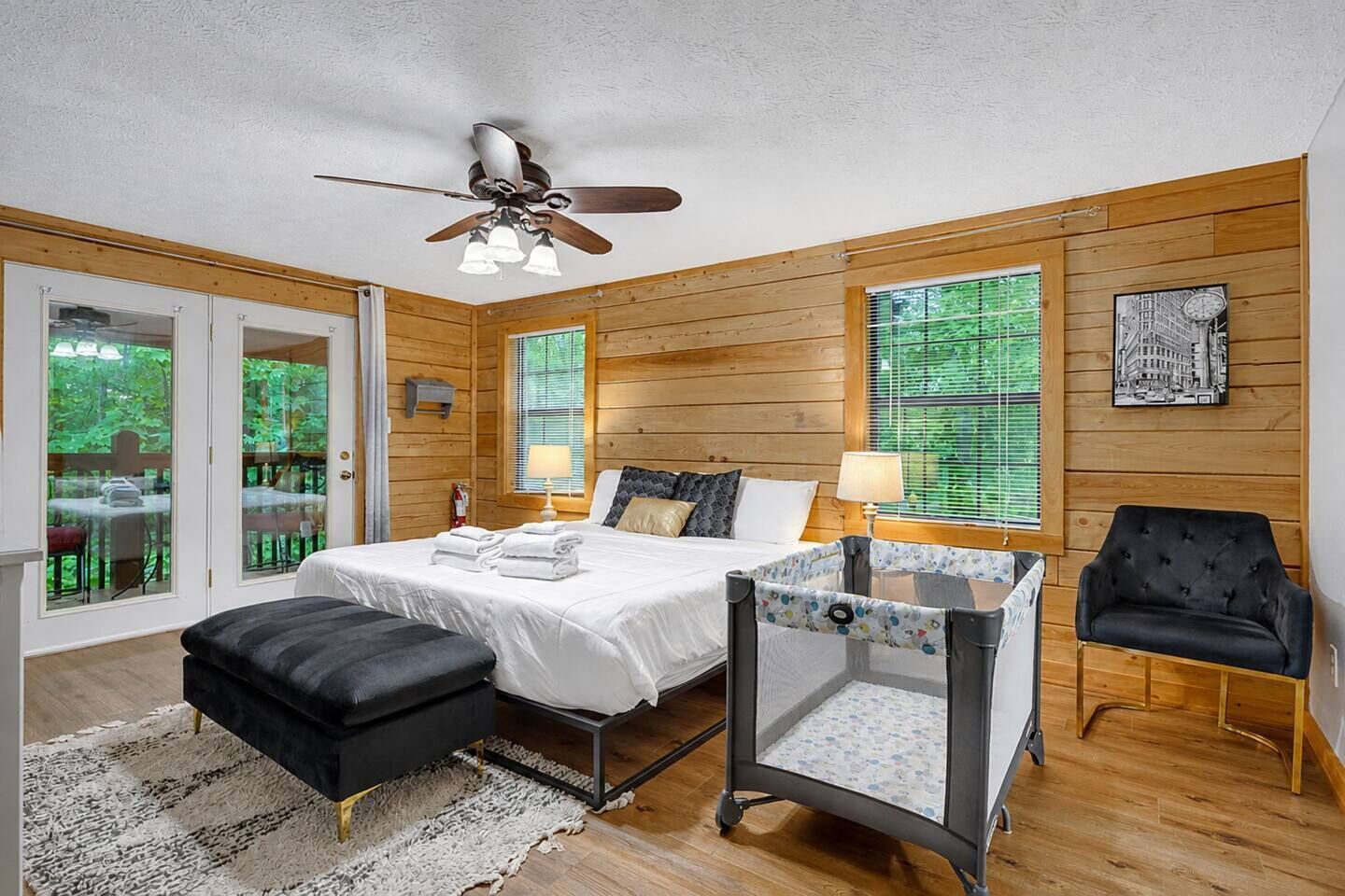 4 bedrooms, iron/ironing board, WiFi, bed sheets