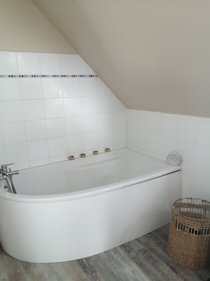 Séchoir à cheveux, serviettes fournies, savon, papier de toilette