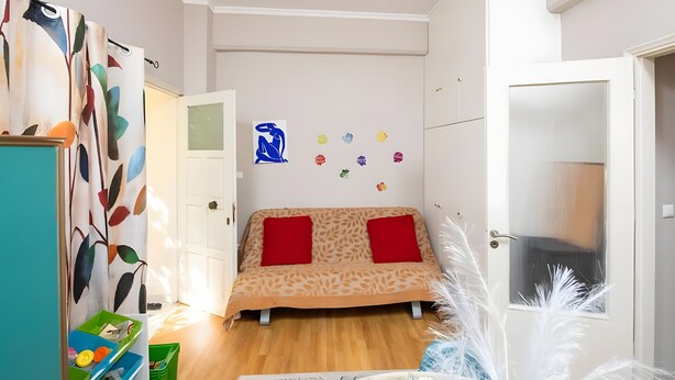 A room with a bed, a wardrobe, a green storage unit, and a door with a frosted glass panel. - Relax City Apartment with Private Terrace, Wi-Fi and Air Conditioning (Aigio)