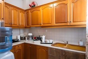 Coffee/tea maker, fridge, stovetop, electric kettle