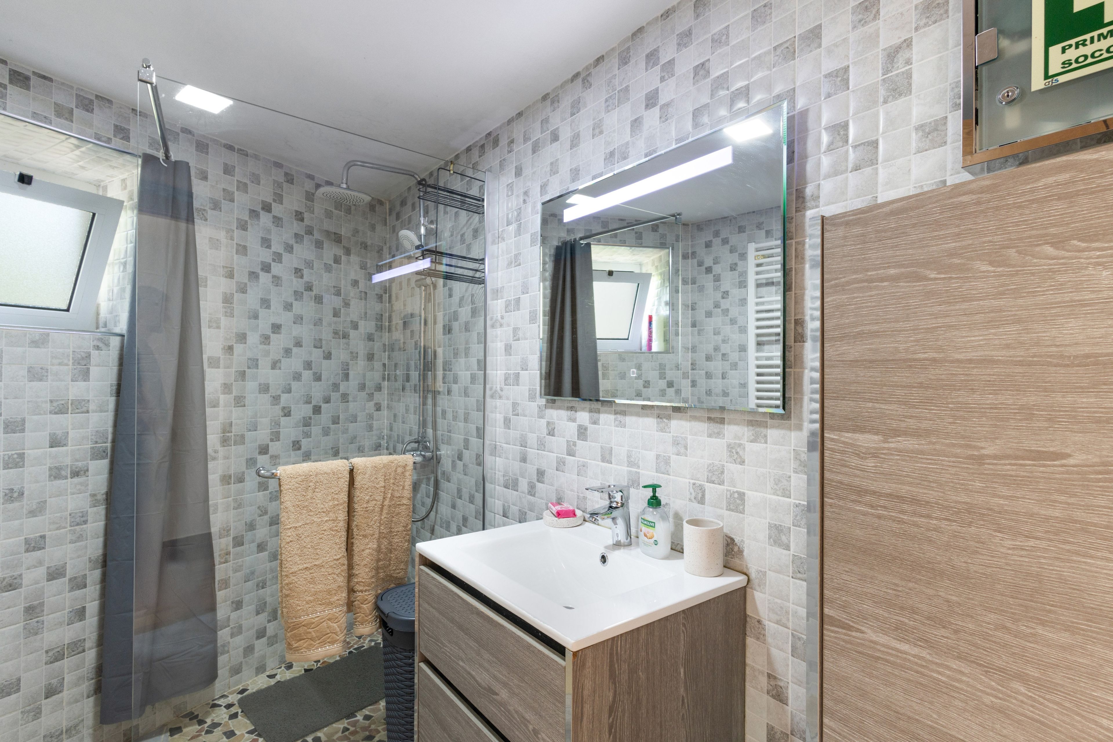 Ducha, secador de pelo y toallas