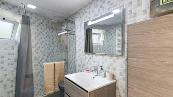 Ducha, secador de pelo y toallas