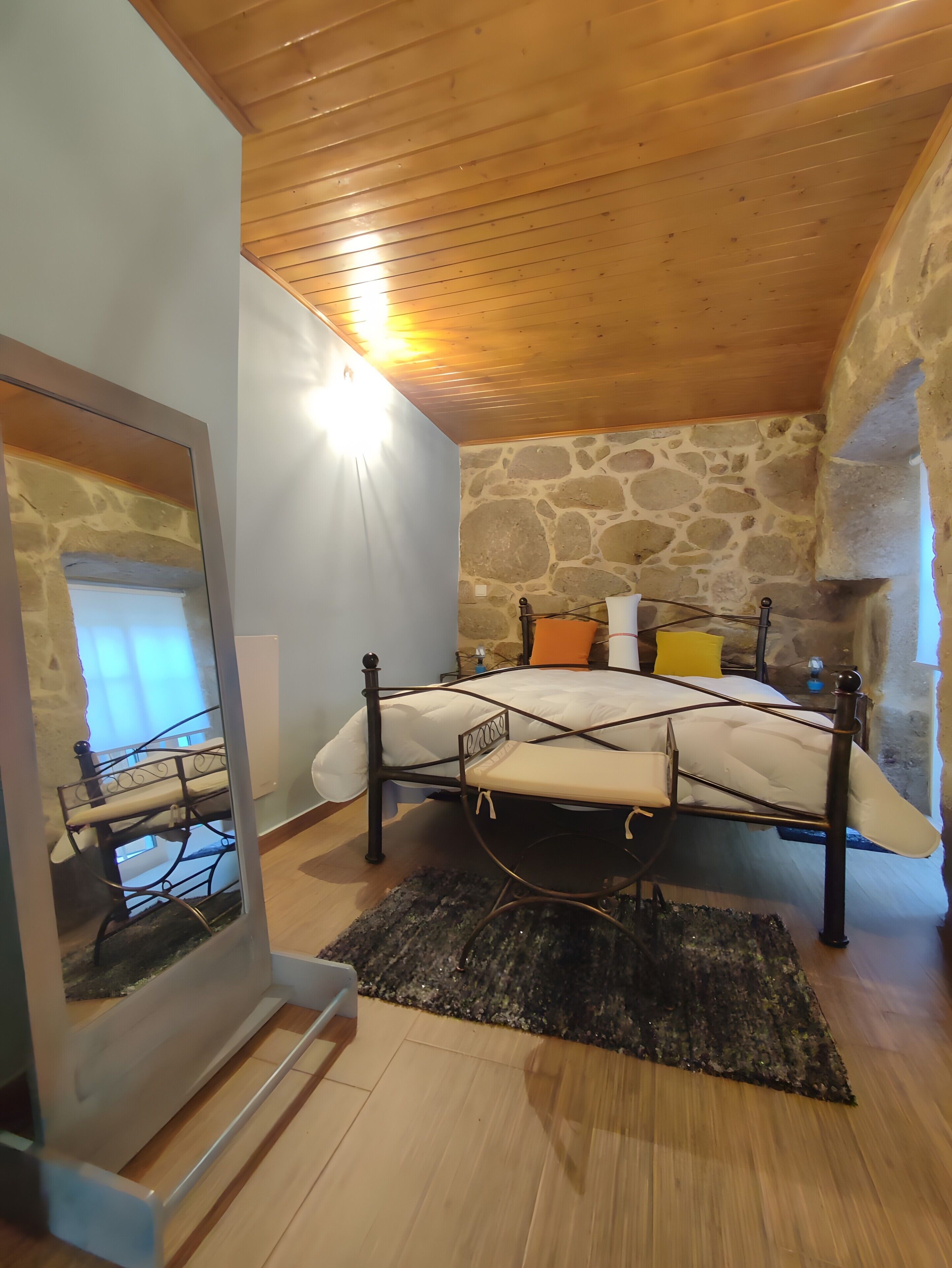 2 chambres, fer et planche à repasser, Wi-Fi, draps fournis
