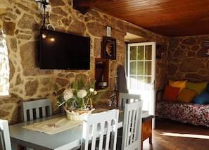 Dining - Holiday Home 'Cantinho Da Avó' with Mountain View, Private Terrace and Wi-Fi (Loivo)
