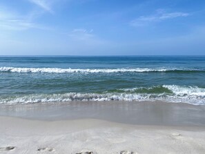 Uma praia com ondas chegando à costa.