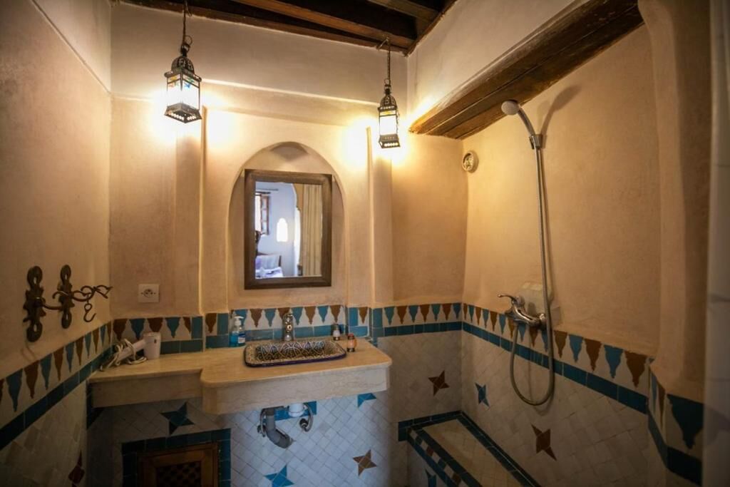 Combined shower/bathtub, hair dryer, slippers, towels