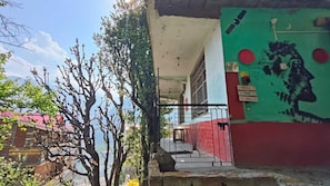 Property grounds - Creepers Nest (Manali)