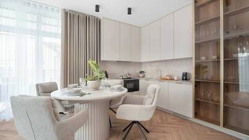 Fridge, microwave, stovetop, dishwasher