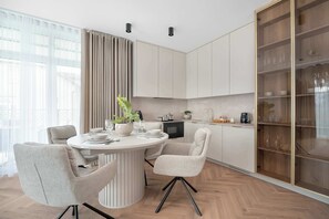 Fridge, microwave, stovetop, dishwasher