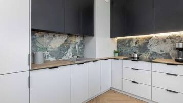 Coffee/tea maker, fridge, microwave, oven