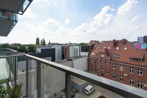 En høj bygning med en glasbalkon med udsigt over bybilledet.