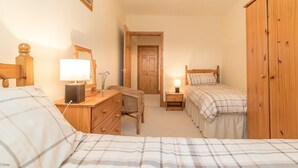 4 habitaciones, tabla de planchar con plancha y cuna de viaje 