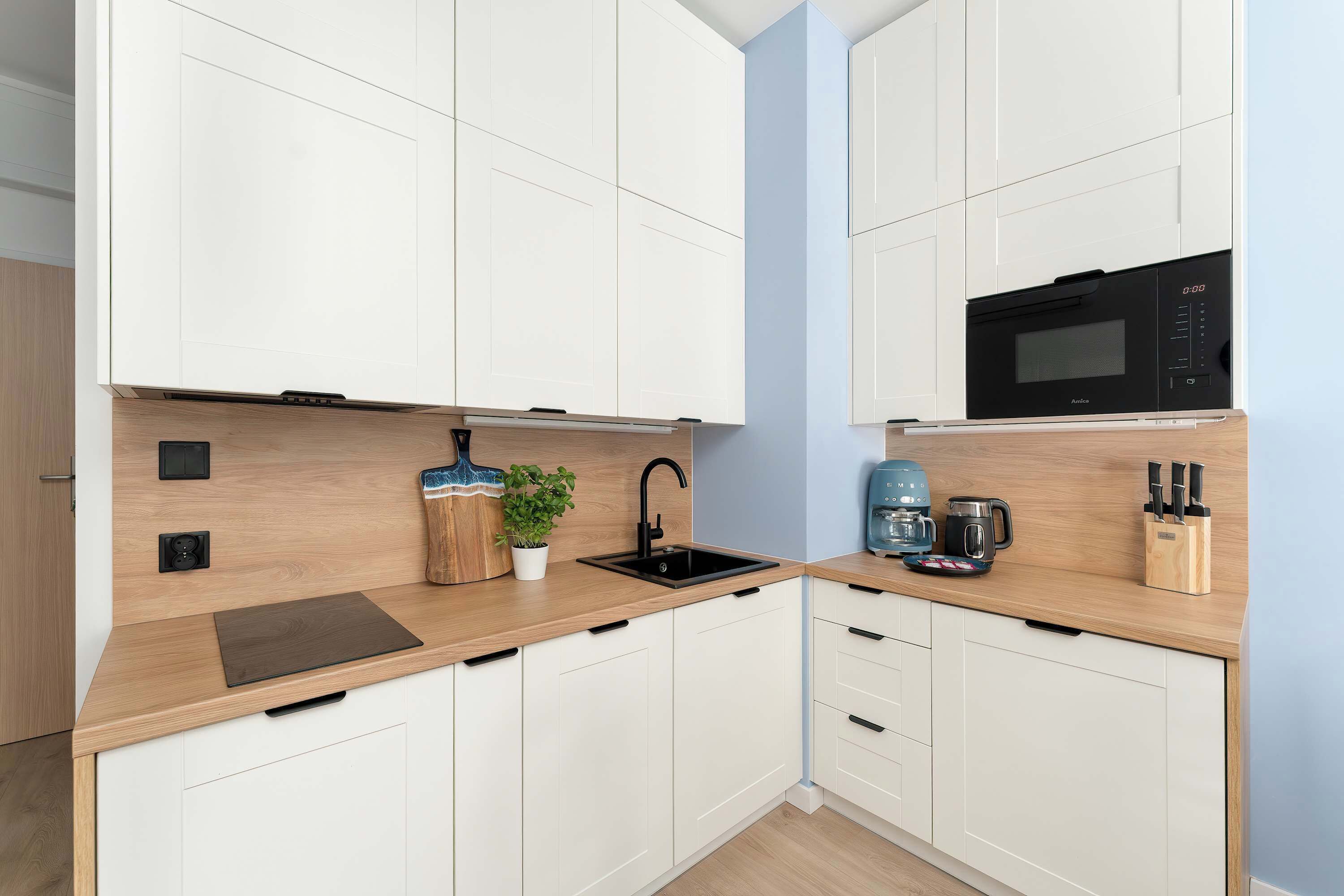 Coffee/tea maker, fridge, microwave, stovetop