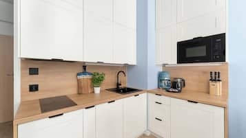 Coffee/tea maker, fridge, microwave, stovetop