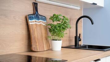 Coffee/tea maker, fridge, microwave, stovetop