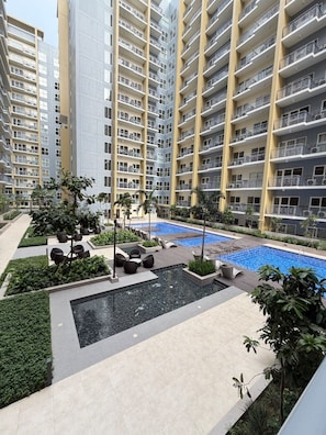 Bloc d'apartaments destacat, 1 dormitori, cuina bàsica, vistes a la piscina | Balcó