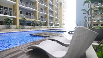 Una piscina al aire libre