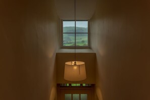 Ein Zimmer mit Oberlicht und Pendelleuchte.