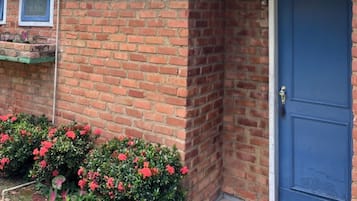 Habitación básica con 2 camas individuales, vista al jardín | Exterior
