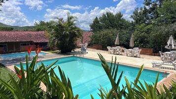 2 piscinas externas, guarda-sóis, espreguiçadeiras