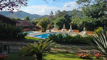 Basic-Chalet, Nichtraucher, Gartenblick | Pool | 2 Außenpools, Sonnenschirme, Liegestühle