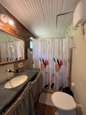 Basic Twin Room, Garden View | Bathroom | Shower, towels, soap, toilet paper - POUSADA DAS ESTRELAS (Tres Rios)