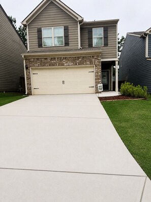 Property grounds - Spacious 4-bedroom house in enjoyable Stonecrest with AC (Stonecrest)