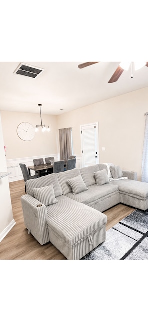 Living area - Spacious 4-bedroom house in enjoyable Stonecrest with AC (Stonecrest)