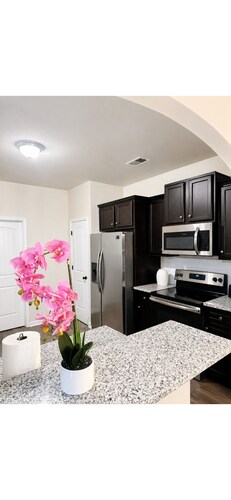 Spacious 4-bedroom house in enjoyable Stonecrest with AC
