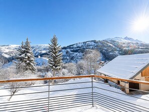 Eine verschneite Berglandschaft mit blauem Himmel.