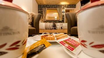 Superior Double Room, Mountain View | Dining