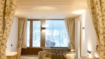 Superior Double Room, Mountain View | Living area