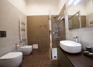 Shower, free toiletries, hair dryer, towels - Sciuscià beb spaccanapoli (NAPOLI)