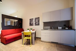 Habitación familiar, balcón, vista a la ciudad | Caja de seguridad en la habitación, cortinas blackout y insonorización
