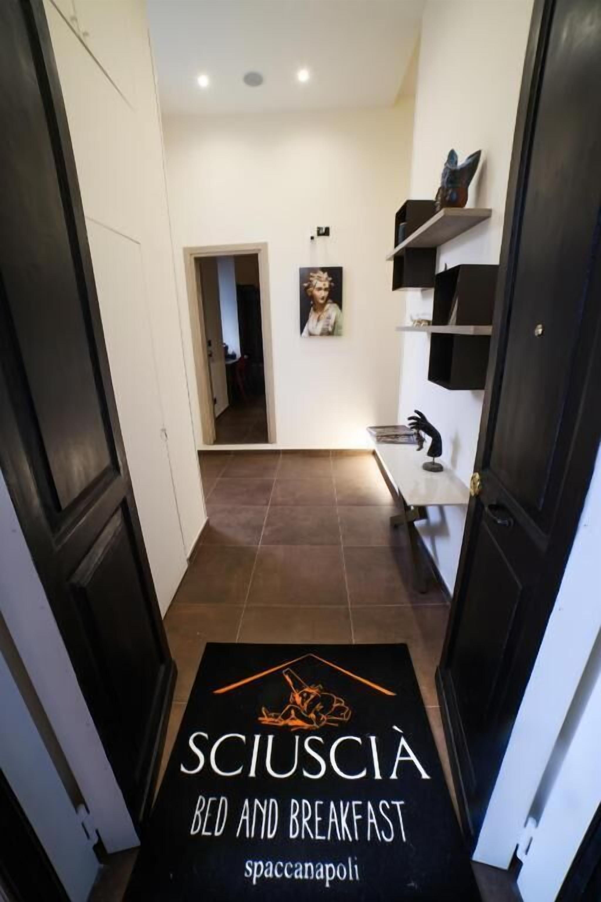Deluxe Triple Room, Balcony, City View | Interior