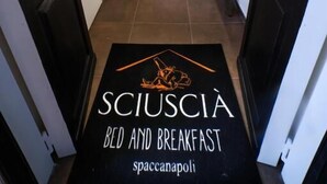A hotel hallway with a doormat that reads 'SCIUSCIA BED AND BREAKFAST spaccanapoli.' - Sciuscià beb spaccanapoli (Naples)