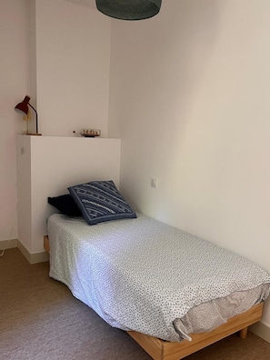 5 chambres, fer et planche à repasser, Wi-Fi, draps fournis