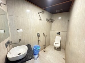 Chambre Double Deluxe, vue ville | Salle de bain | Douche, articles de toilette gratuits, serviettes fournies