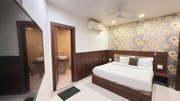 Deluxe Double Room, City View | Desk, WiFi (free)