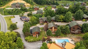 Ein Wohngebiet mit mehreren Häusern, einem Schwimmbad und einer Straße.
